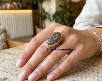 Ring met fossiele koraalsteen, handgemaakt sieraad van 925 sterling zilver. Verkrijgbaar in alle maten.