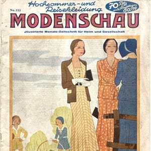 Könnte beinhalten: Vintage-Zeitschriften-Cover mit dem Titel "MODENSCHAU" und dem Text "Hochsommer-und Reisekleidung". Das Cover zeigt Illustrationen von Frauen in Kleidern und Kindern, die mit einem Hula-Hoop-Reifen spielen. Die Farbpalette umfasst Braun, Orange, Blau und Gelb.
