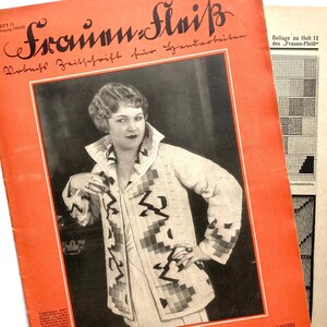 Könnte beinhalten: Ein Vintage-Magazincover mit einer Frau, die einen weißen Pullover mit geometrischem Muster trägt. Das Magazin heißt "Frauen Fleiß" und ist eine monatliche Publikation für Handarbeiten. Das Cover enthält auch den Text "Beilage zu Heft 11 des "Frauen-Fleiß" und "VERLAG W. VOBACH & CO. GMBH., LEIPZIG".