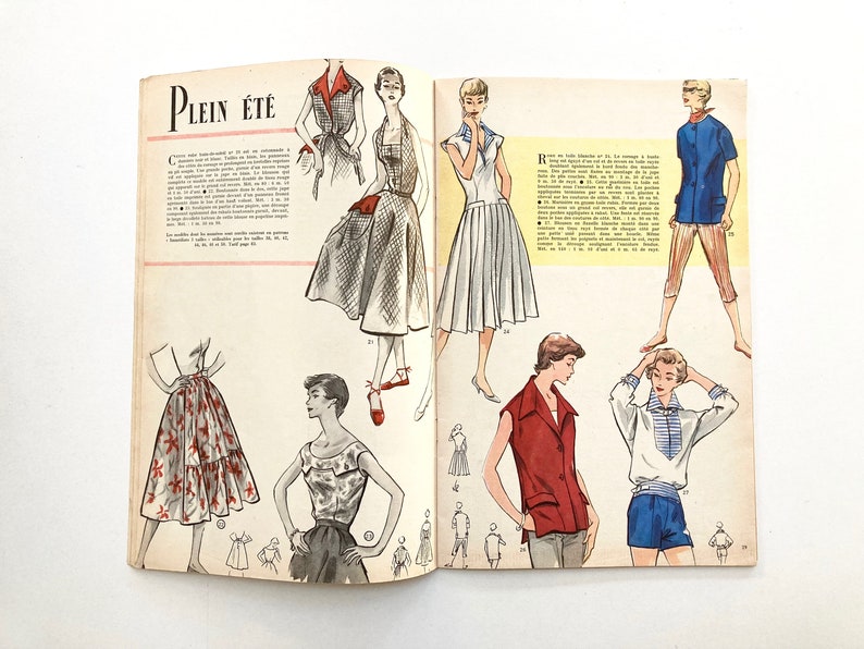 MODES & TRAVAUX französische vintage Modezeitschrift Handarbeitsheft mit Handarbeitsbogen Juli 1955 Bild 3