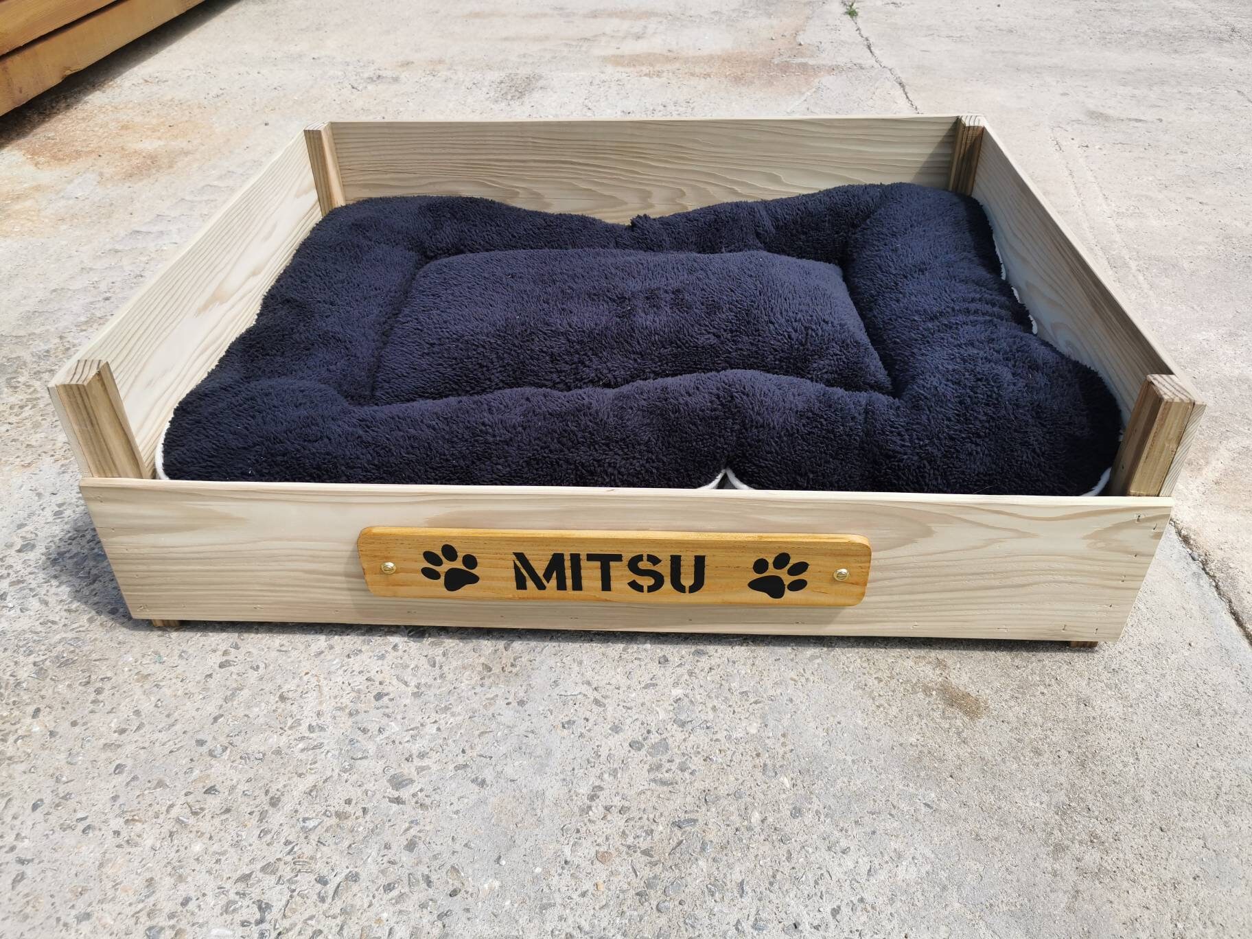 Panière Xl Chien ou Chat en Bois avec Coussin et Plaque Personnalisée