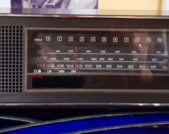 Vintage Grundig RF 425 radio | 1985 nice, well-working radio due to being complete - now for sale.