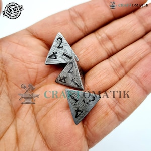 Damascus D&D-tärningar D4 | Handgjorda kasinotärningar | Damascus stålkasinotärningar | 18 mm 4-sidiga | Dekorativa ståltärningar