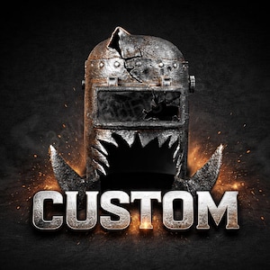 Könnte beinhalten: Ein verwitterter Metall-Schweißhelm mit einem gezackten, zahnartigen Design um das Visier. Das Wort "CUSTOM" wird in einer metallischen 3D-Schrift unter dem Helm angezeigt, mit Funken und einem dunklen Hintergrund.