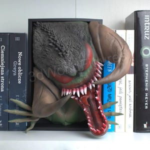 Monster Book Nook - ręcznie robiony wkład do regału fantasy - unikatowy wystrój regału
