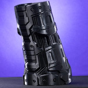 Pode incluir: Um conjunto de três canecas de cerâmica com acabamento fosco e salpicado. As canecas são em tons de creme, cinza claro e cinza escuro. Cada caneca tem um design simples e minimalista e uma alça arredondada.