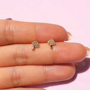 Winzige Pilz Ohrringe, CZ Ohrstecker 14k Gold, zierlich, niedlich, minimal, Knorpel, zweites Loch