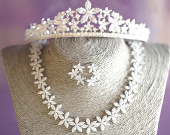 Braut Tiara Set für eine Braut Schmuck Set mit Blumen in Silber, Hochzeit Halskette Set mit Ohrringe Prinzessin Floral Schmuck Set Tiara, Krone