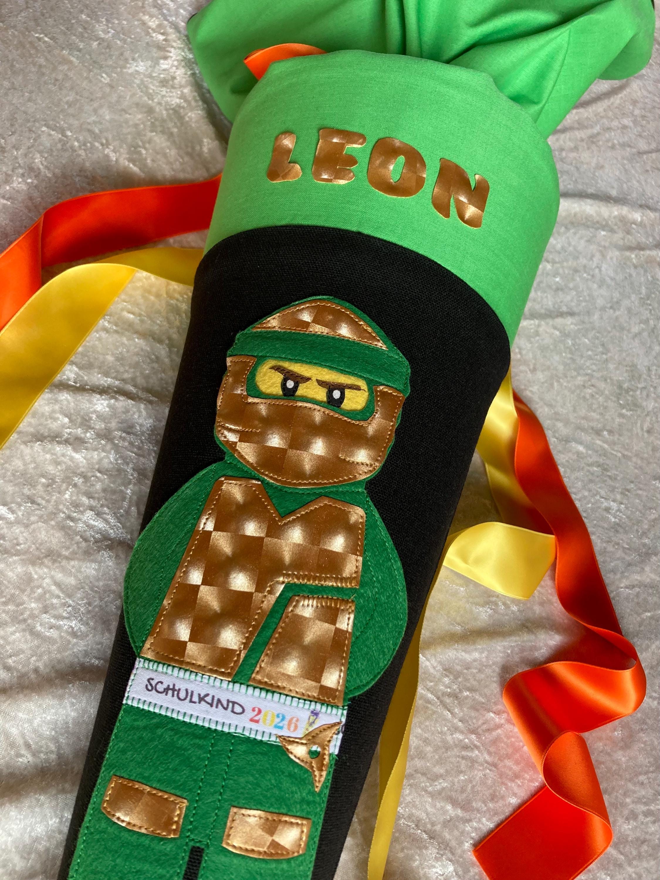 Schultüte Zuckertüte mit Ninjago KAI rot Motiv und mit Lichtschwert stabiler 85cm Rohling Gesamthöhe 130 cm 2026 - Österreich
