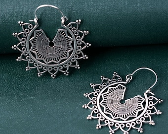 Boucle d’oreille Mandala en argent, boucle d’oreille perlée, boucle d’oreille demi-triangle, bijoux de festival, boucle d’oreille cadeaux d’Halloween, cadeau pour elle.