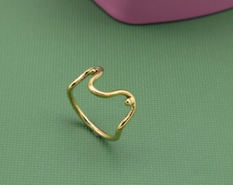 Anillo de latón con ondas: una sencilla banda dorada para el día a día.