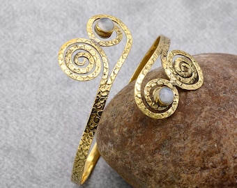 Mondstein Messing Oberarm-Manschette: Boho Spiral Armreif