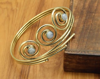 Mondstein Spirale Messing Oberarm Manschette, Boho Armband, verstellbar