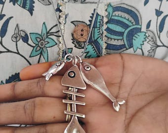 Collar de esqueleto de pez plateado: colgante de espina de pez de latón