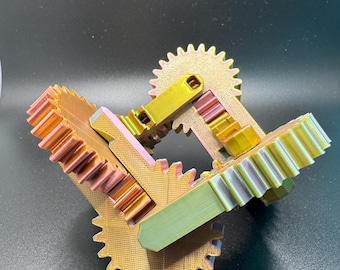 Op de afbeelding: Een complex, veelkleurig tandwielmechanisme met in elkaar grijpende tandwielen. De tandwielen zijn voornamelijk goudkleurig met accenten van roze, groen en geel. Het ontwerp suggereert een mechanisch of technisch thema.