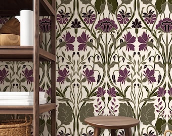 Puede incluir: Papel pintado floral con un patrón repetitivo de flores moradas estilizadas, hojas verdes y tallos sobre un fondo crema. El diseño tiene un estilo Art Nouveau, con una disposición simétrica de elementos botánicos. Se muestra junto a una estantería de madera.