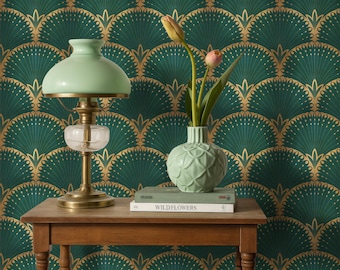 Puede incluir: Una escena de estilo vintage con una lámpara verde, un jarrón con flores y un libro titulado "Wildflowers" sobre una mesa de madera. El fondo es un patrón repetitivo en forma de abanico en verde azulado y dorado.