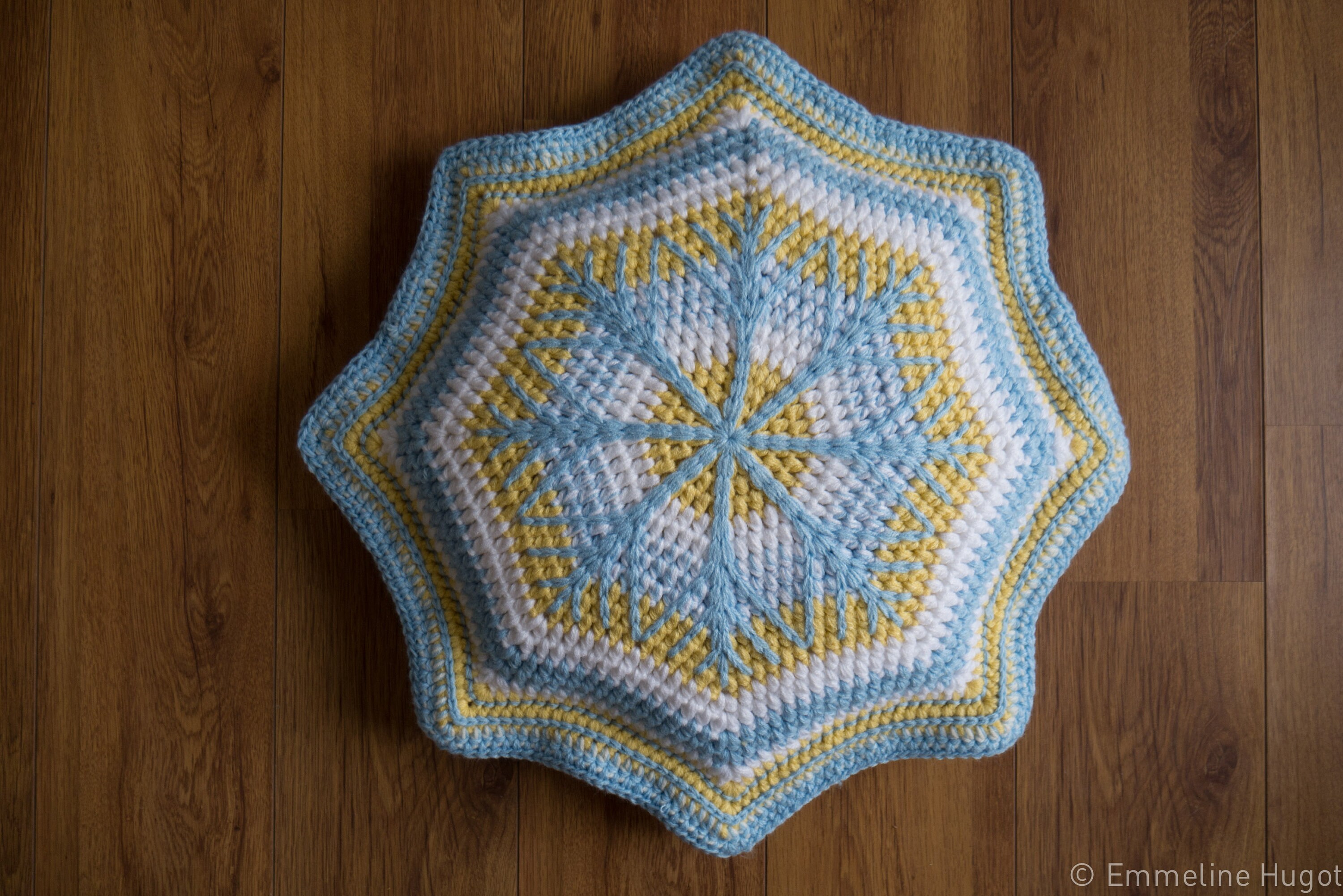 Coussin Flocon avec Volants Bleu et Jaune - 48cm Diamètre Fait Main Unique Original