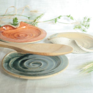 Appoggia mestolo, Cucchiaio in Ceramica Smaltata Collezione Profumo di Mare  confezionato con Elegante Scatola Bomboniera Regalo : : Casa e  cucina