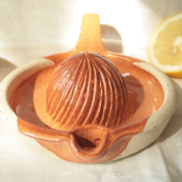 Zitruspresse aus gedrehter Steinzeugkeramik für Zitronen und Orangen