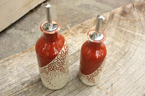 bottiglia in ceramica gres, tornita, con beccuccio e tappo in acciaio, per la tavola, olio, aceto, salsa di soia, acqua, vino