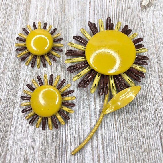Enamel Flower Pin & Clip-on Earring Set 60s Flower