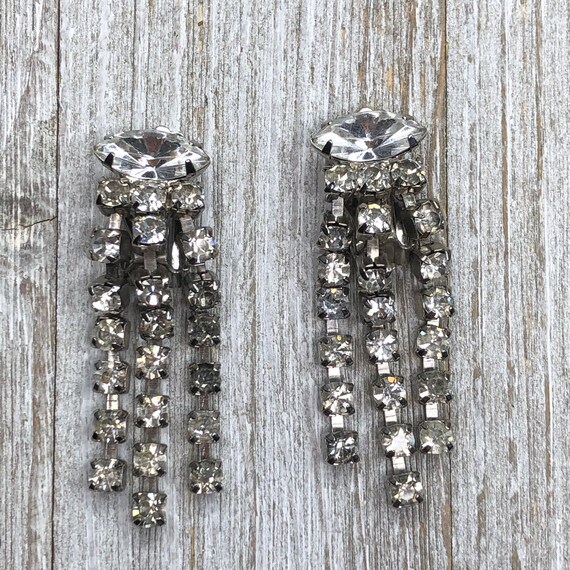 Prong set set sparkly marquise rhinestones set in rhodium plated metal. Clear stunning screw back vintage earrings