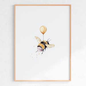 Può includere: Stampa ad acquerello incorniciata di un'ape con un palloncino giallo. L'ape è nera e gialla con un addome rosa-viola. Il palloncino è di colore giallo chiaro. L'opera d'arte è su sfondo bianco.