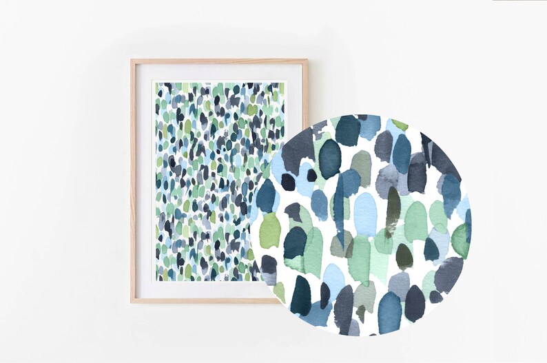 Puede incluir: Pintura abstracta de acuarela con fondo blanco y un patr&oacute;n de puntos azules, verdes y grises. La pintura est&aacute; enmarcada en un marco de madera claro.