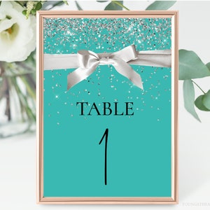 Números de mesa editables para despedida de soltera de Bride & Co., tarjeta de lugar con lazo de satén blanco, azul verdoso, temática de "Desayuno en la fiesta", descarga instantánea