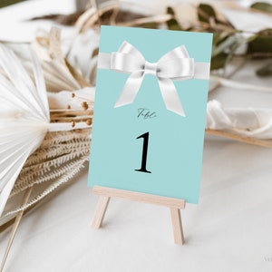 Noeud blanc avec numéros de table bleu aqua, cartes de numéros de table Bride & Co., douche inspirée du petit-déjeuner Audrey Hepburn, modèle modifiable, BTD