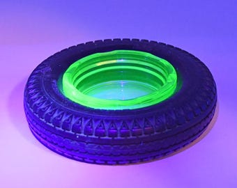 VTG Kelly Springfield vrachtwagenband groen uraniumglas reclame asbak GLOWS