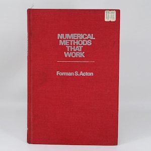Peut inclure: Un livre rouge à couverture rigide intitulé "NUMERICAL METHODS THAT WORK" par Forman S. Acton. Le titre et le nom de l'auteur sont en lettres argentées. Une petite étiquette est apposée en haut à droite du livre.
