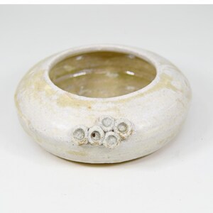 Ciotola piccola in ceramica artistica realizzata a mano con tecnica a spirale, firmata Godfrey, con anello applicato, 5 pollici, vintage.