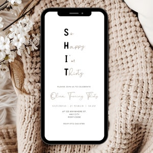 Könnte beinhalten: Ein weißes Smartphone-Mockup mit schwarzem Rand zeigt eine Geburtstagseinladung. Die Einladung zeigt den Text "Sp Happy Im Thirty" in Schwarzweiß. Die Einladung enthält auch den Text "Please join us to celebrate Olivia Turning Thirty" in einer kursiven Schriftart. Die Einladung enthält das Datum, die Uhrzeit und den Ort der Party.