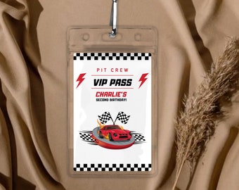Op de afbeelding: Een witte VIP-pas met een zwart-witte geruite rand. De pas heeft een rode bliksem, de tekst "PIT CREW", "VIP PASS", "CHARLIE'S" en "SECOND BIRTHDAY!" in rood. Een rode raceauto met een geruite vlag bevindt zich in het midden van de pas.