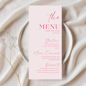 Könnte beinhalten: Eine rosa Hochzeit-Menükarte mit dem Text "the MENU" in rosa Schreibschrift. Das Menü listet die Vorspeisen, Hauptgerichte und Desserts für die Hochzeit von Louise und James am 07.07.24 auf.