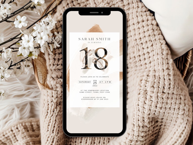 Peut inclure: Un smartphone affiche une invitation num&eacute;rique pour un 18e anniversaire. L'invitation pr&eacute;sente le texte "Sarah Smith f&ecirc;te ses 18 ans" dans une police moderne, avec la date et l'heure de l'&eacute;v&eacute;nement. Le t&eacute;l&eacute;phone est pos&eacute; sur un fond aux tons neutres.