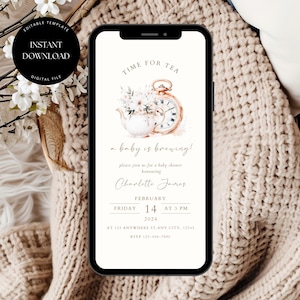 Puede incluir: Una invitación digital para un baby shower con una ilustración de acuarela de una tetera, flores y un reloj de bolsillo. El texto dice "Time for Tea ~ a baby is brewing!" e incluye el nombre "Charlotte James", la fecha "February 14, 2024", y la hora "3 PM".