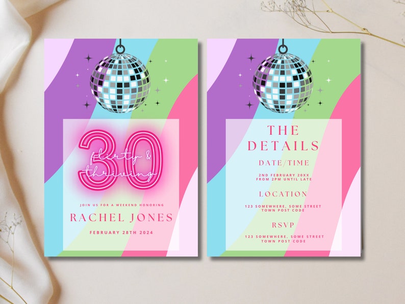 Peut inclure: Une invitation color&eacute;e avec une boule &agrave; facettes suspendue en haut. L'invitation est pour une f&ecirc;te d'anniversaire de 30 ans. Le texte sur l'invitation indique "30 flirty & thriving" et "Rachel Jones, 28 f&eacute;vrier 2024". Les d&eacute;tails de la f&ecirc;te sont list&eacute;s sur le c&ocirc;t&eacute; droit de l'invitation, y compris la date, l'heure, le lieu et les informations RSVP.