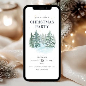 Könnte beinhalten: Ein Smartphone zeigt eine Weihnachtsparty-Einladung. Die Einladung zeigt eine Aquarellillustration von Tannenbäumen und den Text "JOIN US FOR A CHRISTMAS PARTY". Details wie Datum, Uhrzeit und RSVP-Informationen sind enthalten. Das Telefon befindet sich vor einem festlichen Hintergrund.