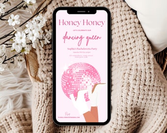 Op de afbeelding: Een roze en witte digitale uitnodiging voor een vrijgezellenfeest. De uitnodiging heeft een discobal en de tekst "Honey Honey Let's Celebrate Our Dancing Queen Sophia's Bachelorette Party".