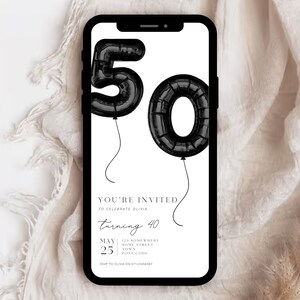 K&ouml;nnte beinhalten: Eine digitale Einladung in Schwarzwei&szlig; auf einem Telefonbildschirm f&uuml;r eine 40. Geburtstagsfeier. Die Einladung zeigt schwarze Ballonzahlen 5 und 0. Der Text auf der Einladung lautet: "Sie sind eingeladen, Olivias 40. Geburtstag zu feiern. 25. Mai, 123 Somewhere, Some Street, Town, Post Code. RSVP an Olivia unter 0123456789."