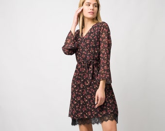 Vestido estampado floral oscuro, escote en V, mangas acampanadas, acabado de encaje.