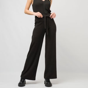 Pantalones de punto negros de pierna ancha, pantalones de corte holgado.