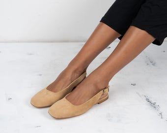 Sandálias slingback artesanais em couro grego, sapatilhas de camurça bege.