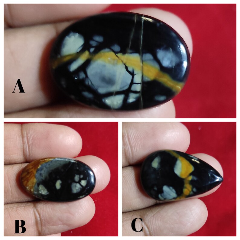 Puede incluir: Tres piedras preciosas en cabuj&oacute;n con patrones negros, blancos y amarillos. Las piedras preciosas son de forma ovalada, de l&aacute;grima y ovalada.