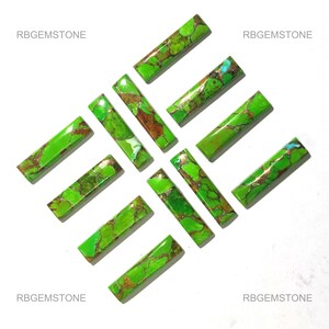 Puede incluir: Disposición de gemas rectangulares de color verde vibrante, acentuadas por patrones marrones y turquesas. Las gemas se muestran sobre una superficie blanca, con el texto "RBGEMSTONE" en las esquinas.