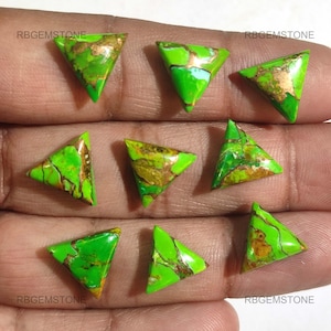 Puede incluir: Colección de nueve piedras preciosas triangulares. Las piedras son de un verde vibrante con vetas marrones y doradas. El texto "RBGEMSTONE" es visible en las esquinas de la imagen.