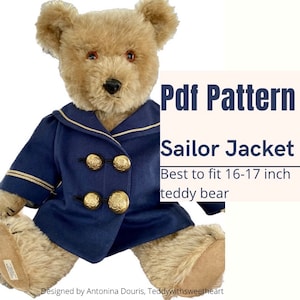 Puede incluir: Un patrón PDF para una chaqueta de marinero para un oso de peluche de 40-43 cm. El patrón se muestra en un oso de peluche marrón que lleva la chaqueta terminada. La chaqueta es azul marino con botones dorados y ribetes blancos.